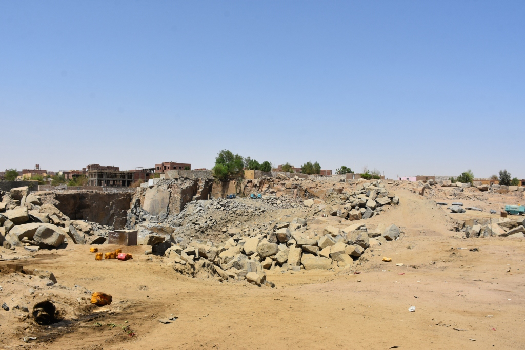 لجنة فنية تتفقد مواقع 26 محجر للجرانيت الأسود والأحمر بأسوان (1)