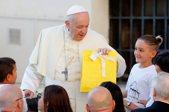 أطفال يقدمون الهدايا للبابا فرنسيس