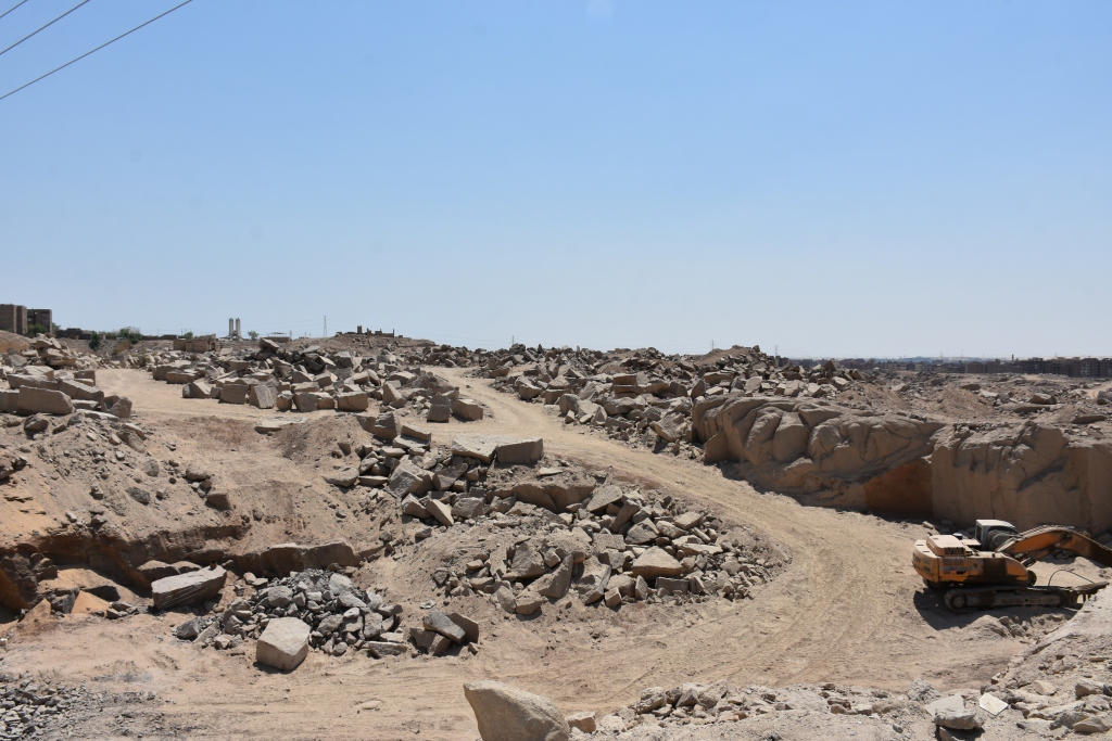لجنة فنية تتفقد مواقع 26 محجر للجرانيت الأسود والأحمر بأسوان (8)