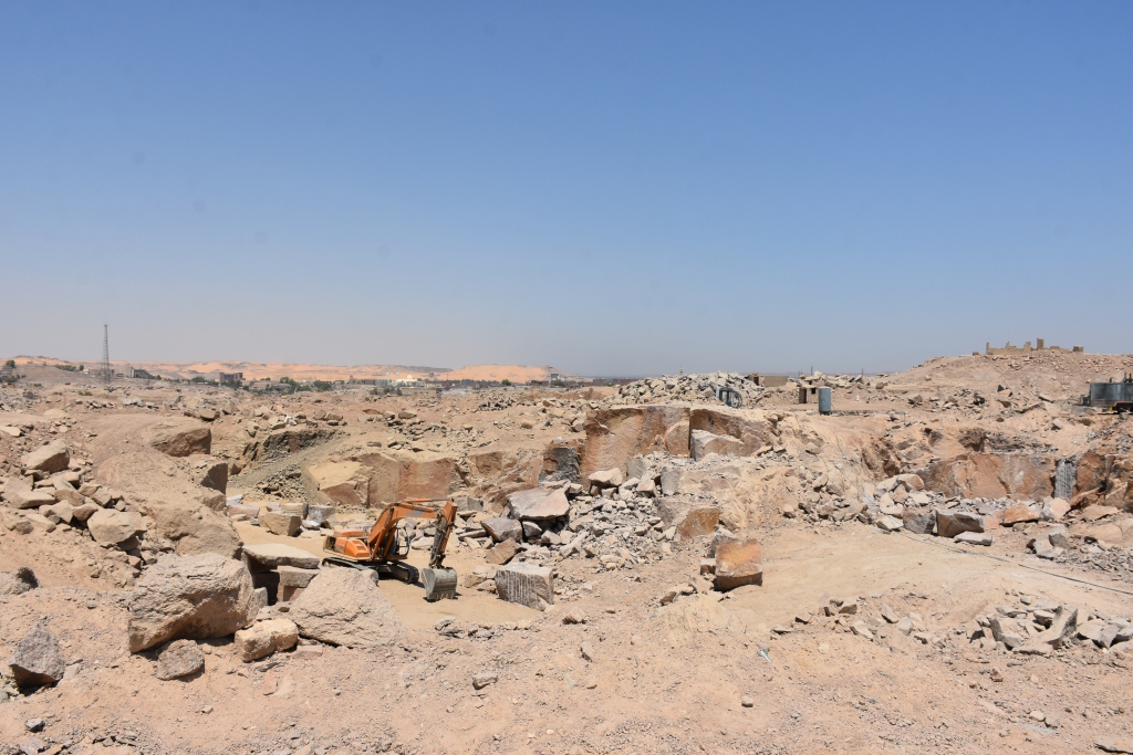 لجنة فنية تتفقد مواقع 26 محجر للجرانيت الأسود والأحمر بأسوان (2)