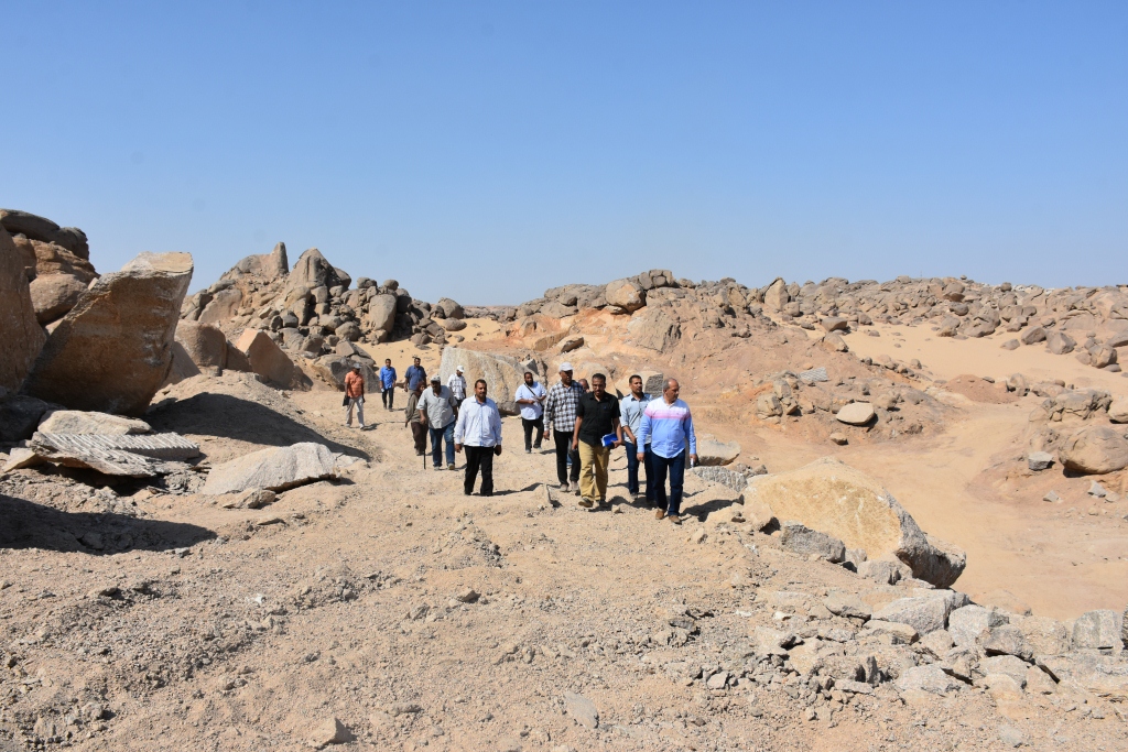 لجنة فنية تتفقد مواقع 26 محجر للجرانيت الأسود والأحمر بأسوان (10)