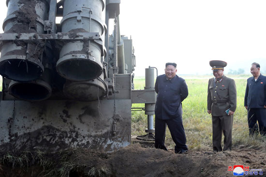 زعيم كوريا الشمالية بجوار راجمة الصواريخ