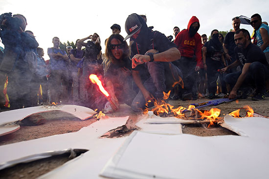 متظاهرون يشعلون النيران فى البنرات