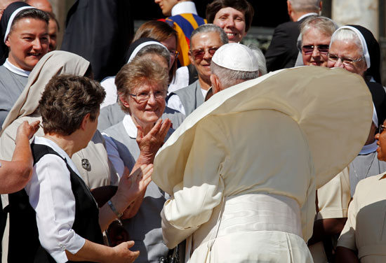 البابا يرحب بإحدى الأسر