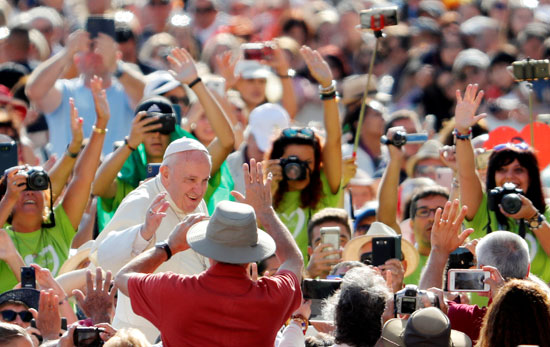البابا يتبادل التحية مع الحضور