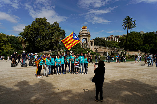 متظاهرون يرفعون العلم الكتالونى