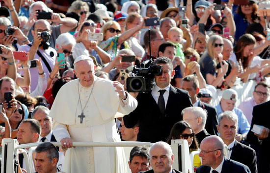 البابا فى طريقه لعقد اللقاء الأسبوعى