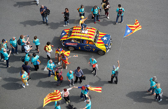 العلم الكتالونى يزين السيارات