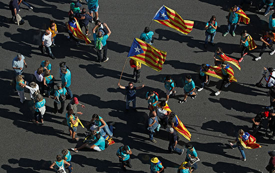 المتظاهرون يرفعون العلم الكتالونى