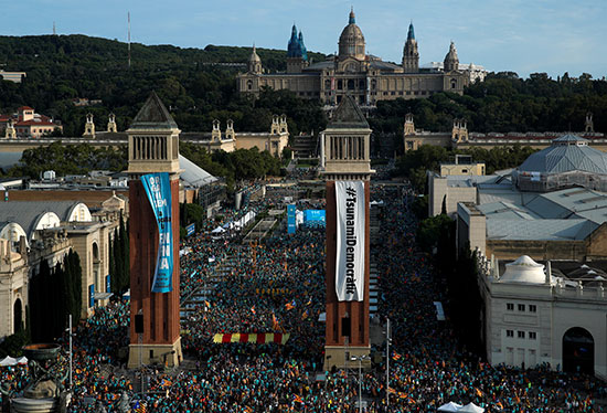 آلاف الكتالونيين يتظاهرون أمام البرلمان