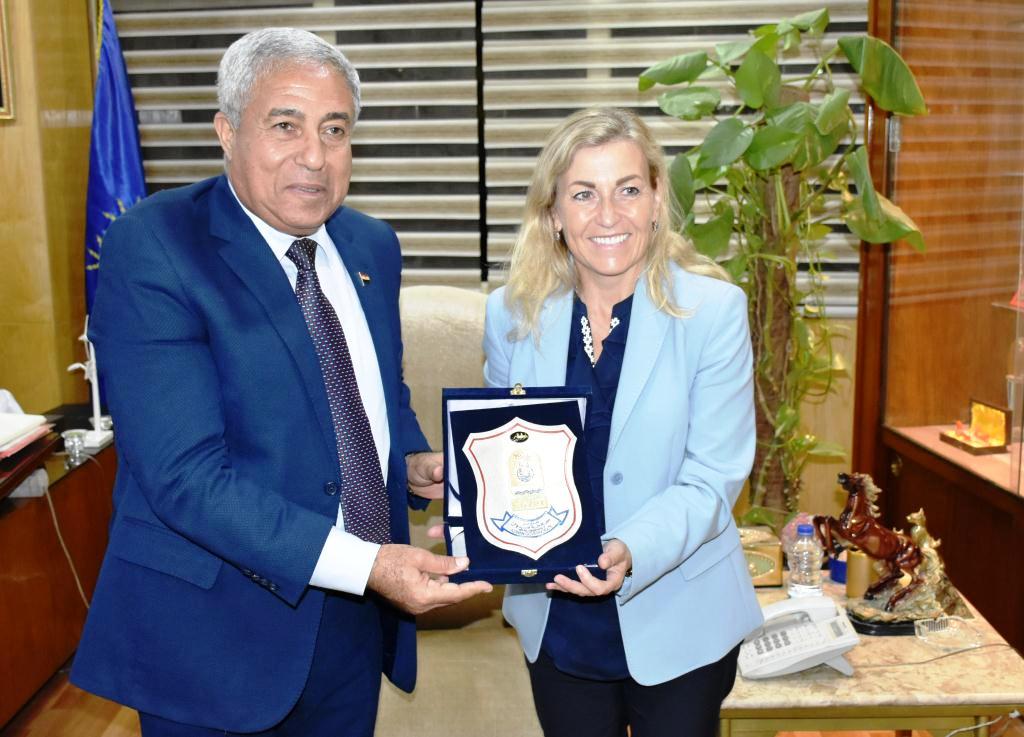 محافظ أسوان يستقبل سفيرة النرويج بالقاهرة (3)