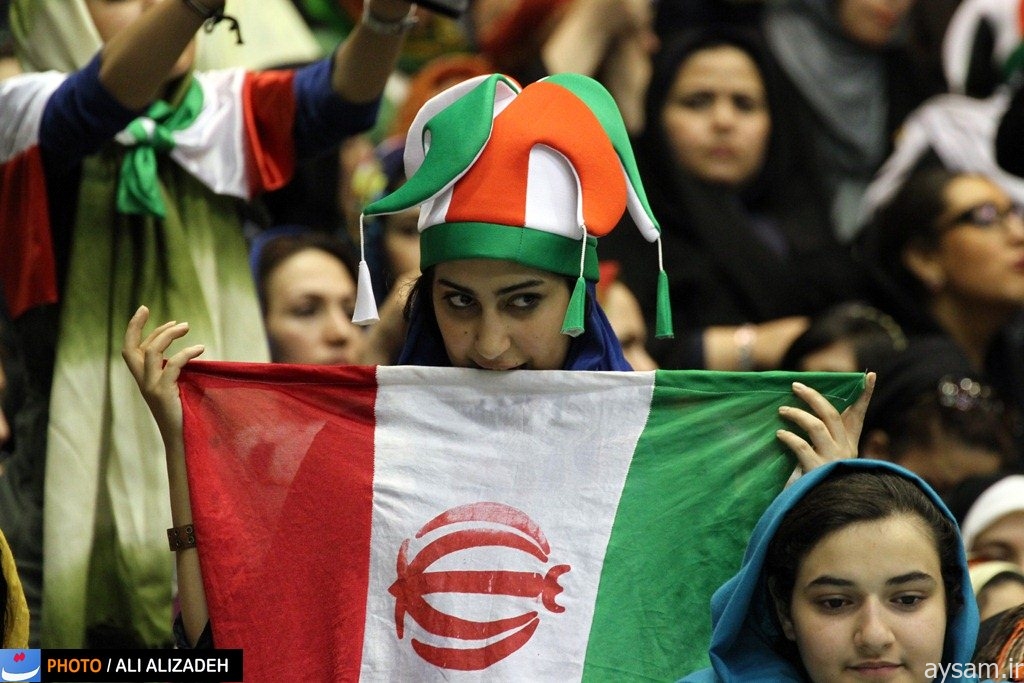 ایرانیات یشاهدن مباراة رياضية