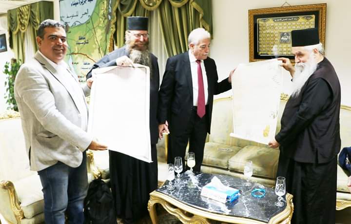 وفد من دير سانت كاترين يهدى محافظ جنوب سيناء نسخة من مخطوط الوثيقة المحمدية (2)