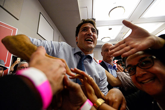 جاستن ترودو  يصافح مناصريه فى الانتخابات