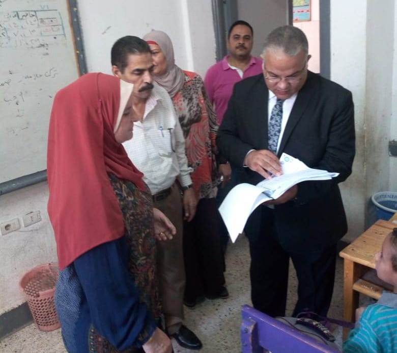 مدير تعليم الإسماعيلية يتفقد مدرسة الشهيد محمد السماك للتعليم الأساسي (2)