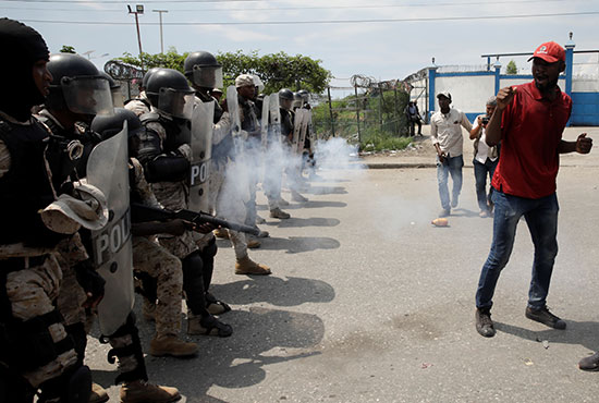 ضابط الشرطة الوطنية الهايتية يطلقون الغاز المسيل للدموع أثناء المظاهرة
