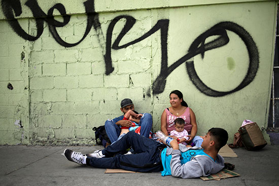 مكسيكيون ومعهم اطفالهم ينتظرون العبور لامريكا