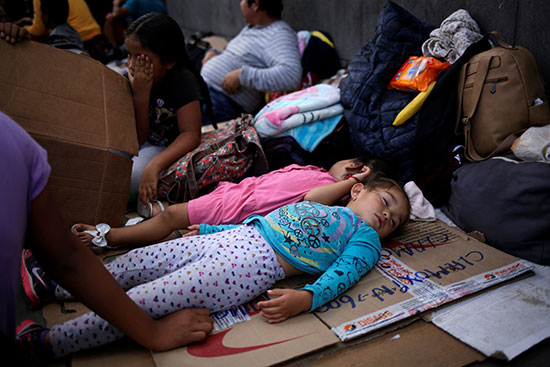 الاطفال ينامون على جسر عبور الحدود لامريكا