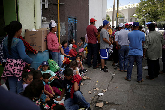 مواطنون مكسيكيون يصطفون للعبور إلى الولايات المتحدة
