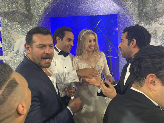 عمرو يوسف وعمرو سعد مع العروسين