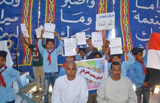 5 اطفال يرفعون لافتات الصلح خير