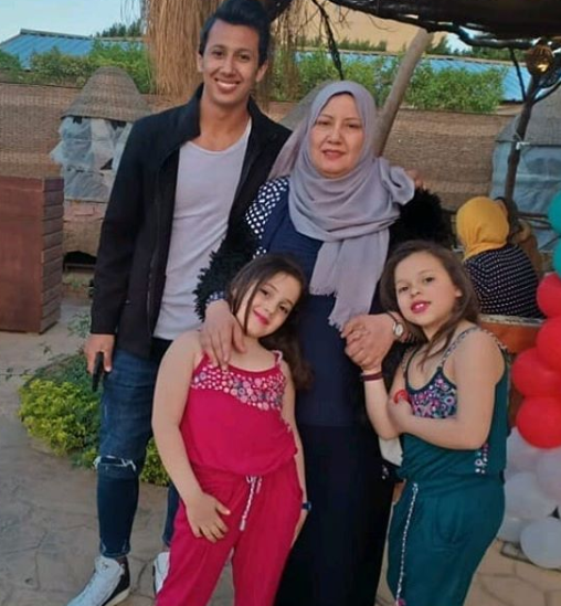عمرو جمال و والدته مع بنات شقيقته