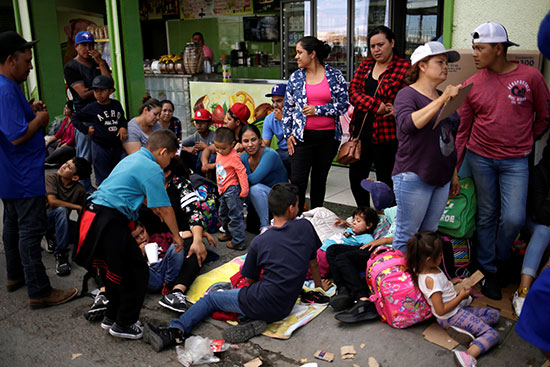 مكسيكيون ينتظرون العبور لامريكا