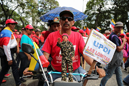 متظاهر يحمل مجسم لمادورو
