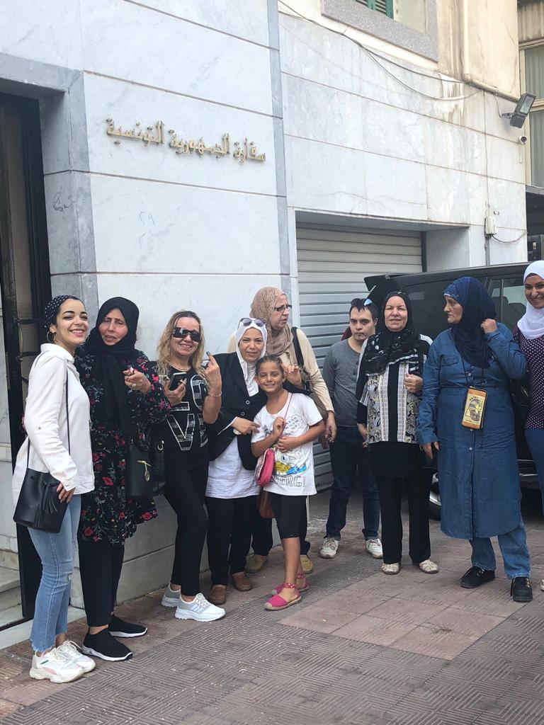 الأسر التونسية فى القاهرة أمام مقر السفارة