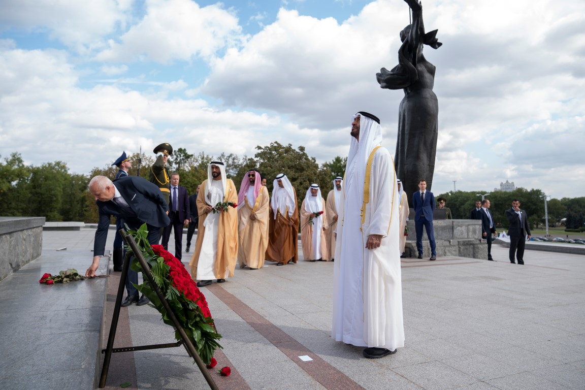 ولى عهد أبو ظبى خلال زيارة النصب التذكارى
