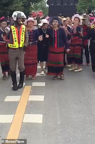 شرطى بتايلاند يرقص ويصفر بالشارع مع الأغانى الشعبية (3)