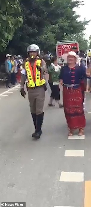 شرطى بتايلاند يرقص ويصفر بالشارع مع الأغانى الشعبية (1)