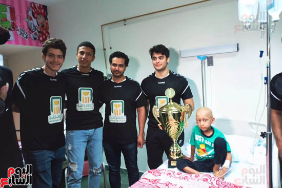 منتخب الناشئين لكرة اليد فى زيارة لمستشفى برج العرب  (3)