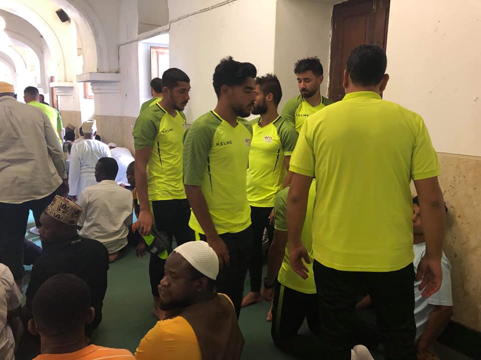 لاعبو المصري فى المسجد