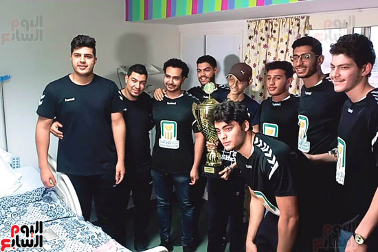 منتخب الناشئين لكرة اليد فى زيارة لمستشفى برج العرب  (7)