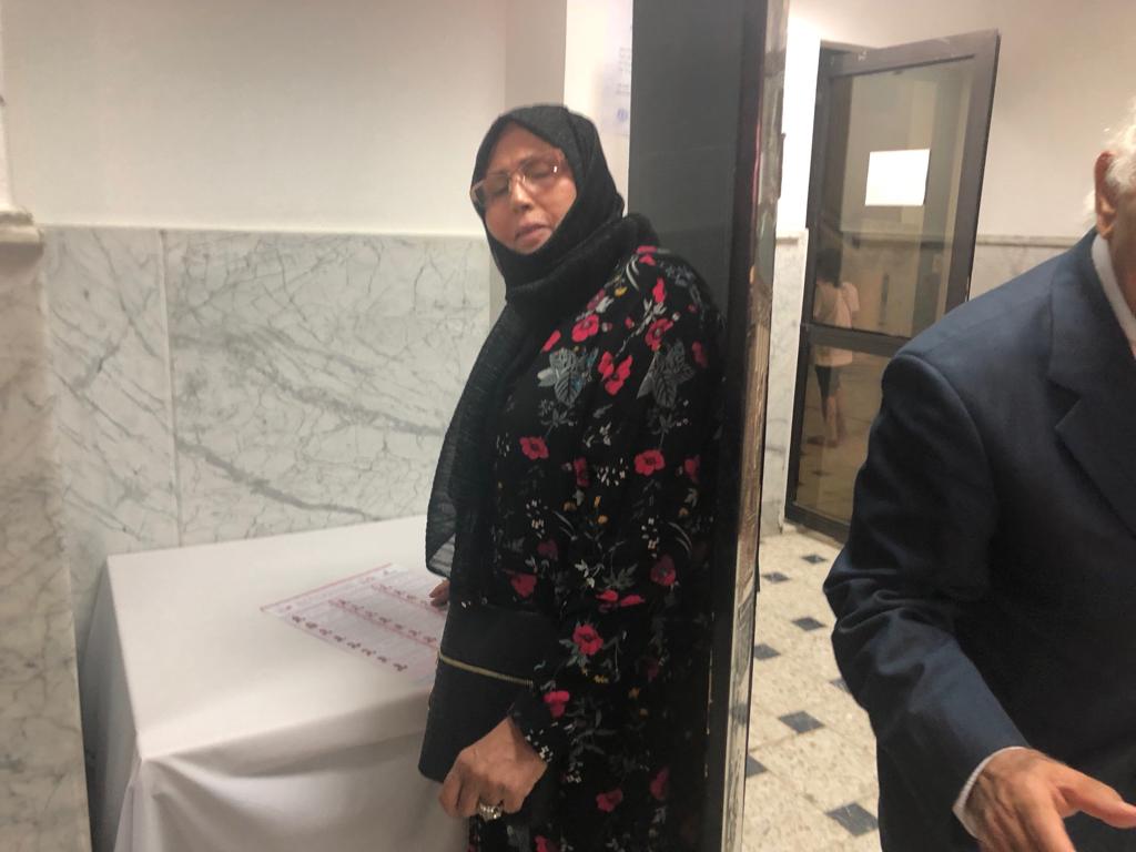 مواطنة تونسية فى طريقها للتصويت داخل السفارة