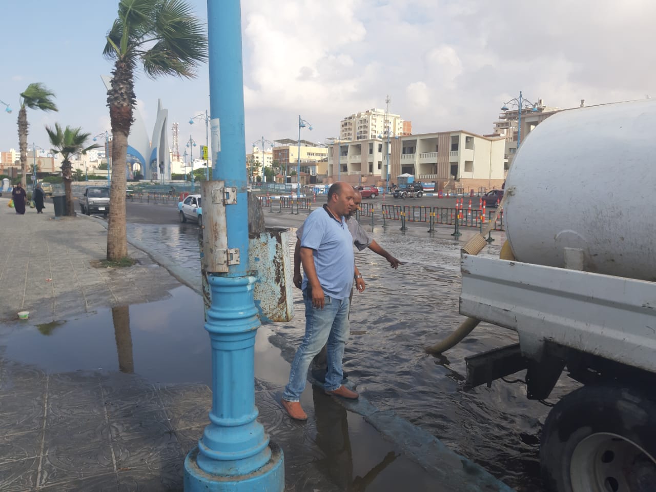إزالة تجمعات مياه الأمطار من بعض شوارع مدينة مرسي مطروح  (3)