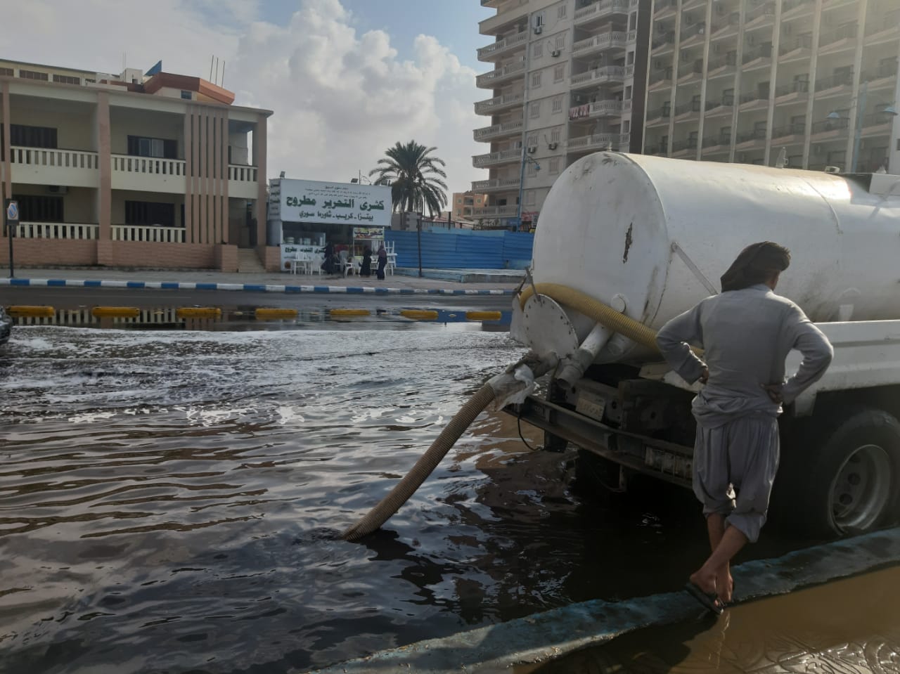 إزالة تجمعات مياه الأمطار من بعض شوارع مدينة مرسي مطروح  (4)