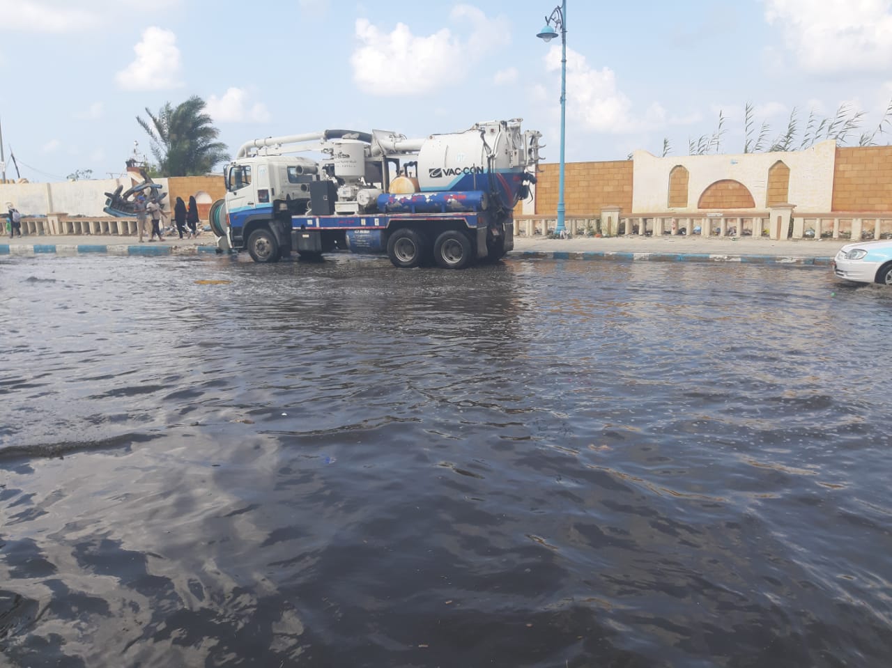 إزالة تجمعات مياه الأمطار من بعض شوارع مدينة مرسي مطروح  (1)