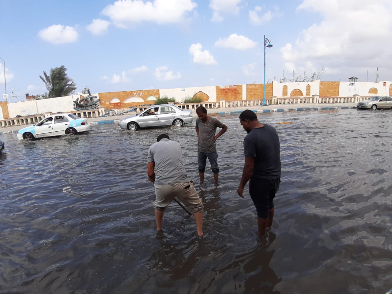 إزالة تجمعات مياه الأمطار من بعض شوارع مدينة مرسي مطروح  (5)