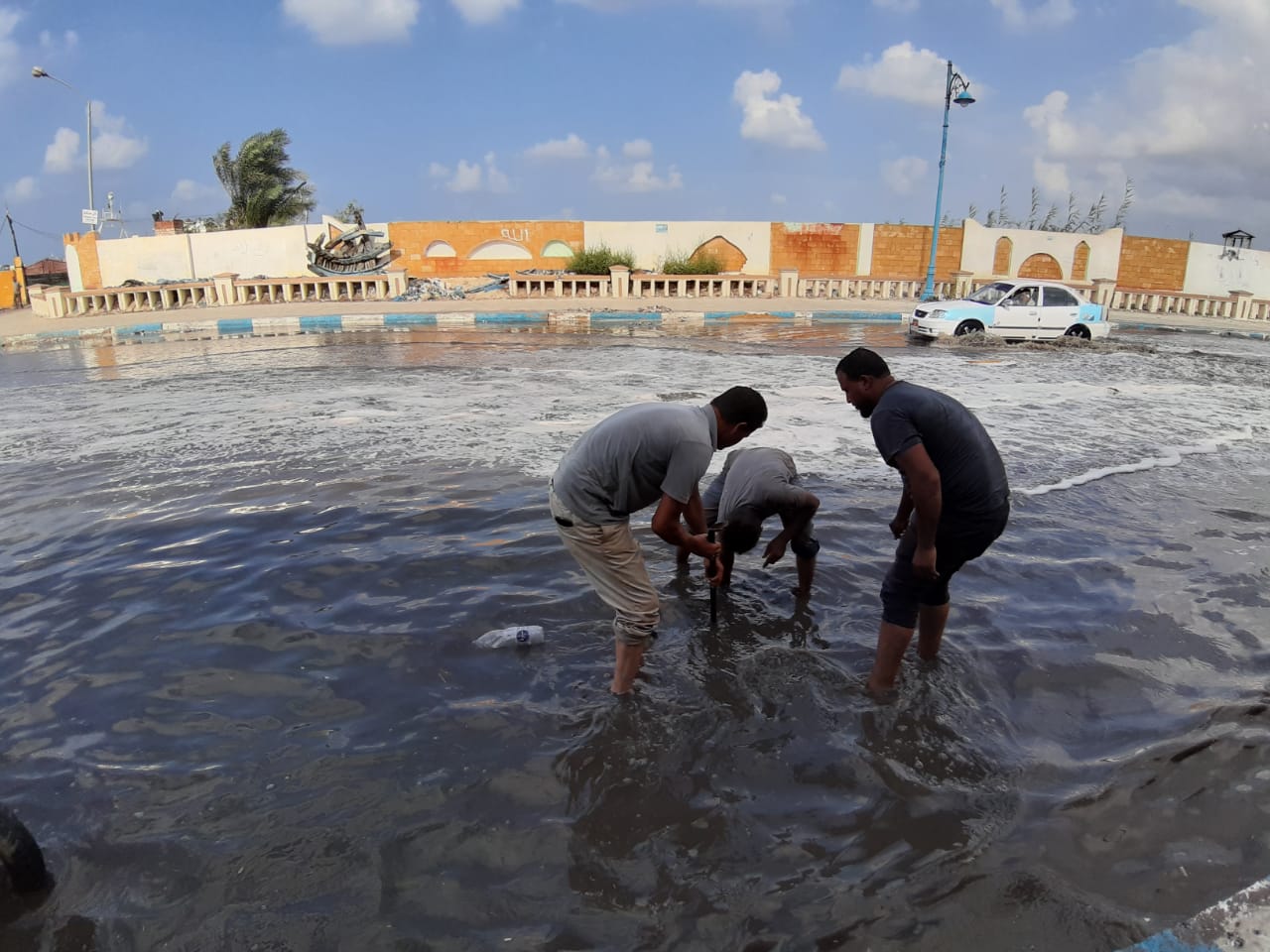 إزالة تجمعات مياه الأمطار من بعض شوارع مدينة مرسي مطروح  (6)