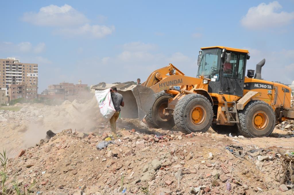 نائب محافظ الإسماعيلية يقود حملة لإزالة القمامة (14)