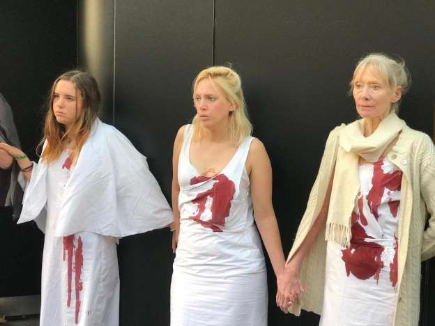 احتجاجت بالدماء في أول يوم في أسبوع الموضة بلندن  (4)