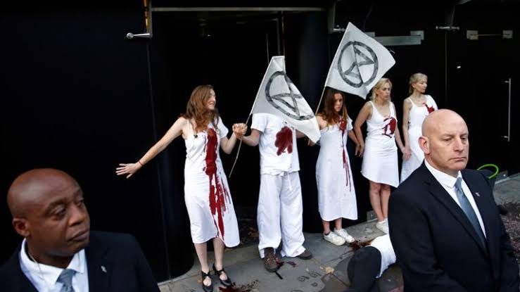 احتجاجت بالدماء في أول يوم في أسبوع الموضة بلندن  (3)