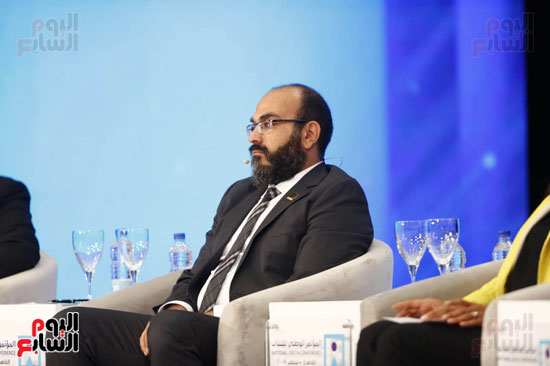 احد المتحدثين خلال المؤتمر احد المتحدثين خلال المؤتمر