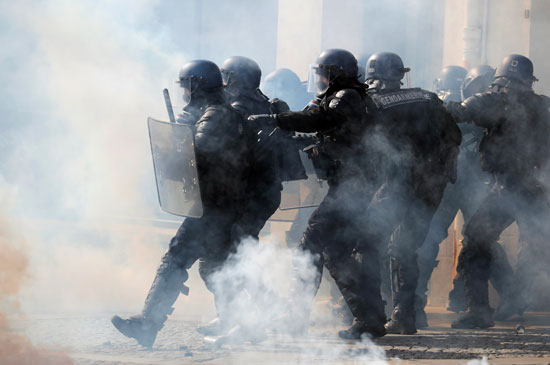 الشرطة الفرنسية تواجه المتظاهرين