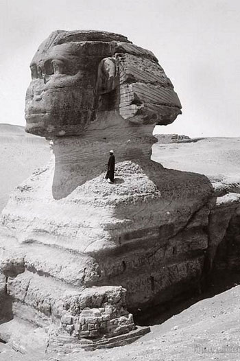 رجل-يلتقط--صورة-مع-أبو-الهول-1920