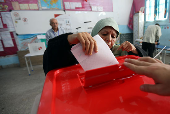 سيدة-تدلى-بصوتها-فى-الانتخابات-التونسية