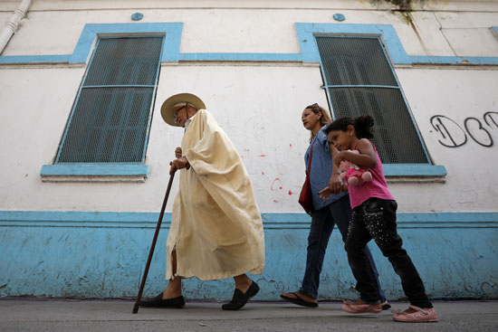 مسن-يقود-أسرته-للمشاركة-فى-الانتخابات-التونسية