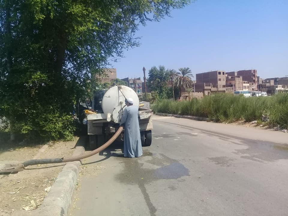 مدينة الأقصر تقود حملات نظافة وتجميل بالشوارع والميادين ومحيط طريق الكباش (5)